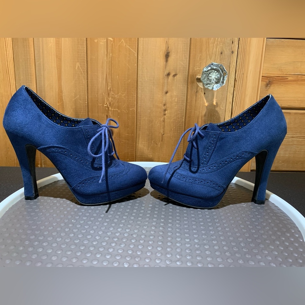 Fioni Manmade Blue Suede Heels size 8.5 Lace Ups Like New, tried on EUC - Picture 12 of 12